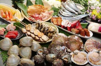 【早割30】[横浜・川崎発]千葉で大人気の海鮮浜焼き＆房総いちご狩り食べ放題♪はちみつ工房の見学や食べ比べ試食体験、カリッと揚げたて芋けんぴのご試食やお買い物等、早春の千葉を大満喫の日帰りバスツアー!