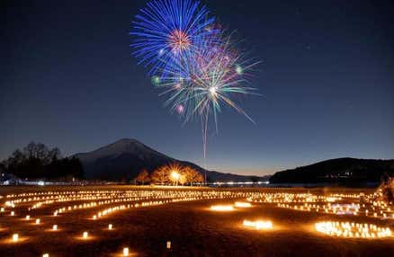 【横浜・町田発】なんと6,980円!!1日限りの冬の祭典♪大空を舞うスカイランタン®＆山中湖アイスキャンドルフェスティバル鑑賞！湖畔に映る『河口湖冬花火』鑑賞で美しい夜空を堪能、御殿場アウトレットで買い物や食事等、お手軽日帰りバスツアー！