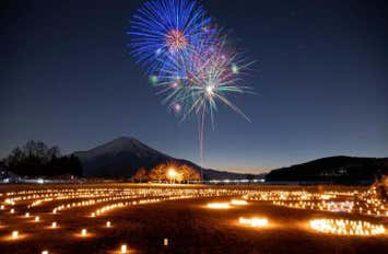 【横浜・町田発】なんと6,980円!!1日限りの冬の祭典♪大空を舞うスカイランタン®＆山中湖アイスキャンドルフェスティバル鑑賞！湖畔に映る『河口湖冬花火』鑑賞で美しい夜空を堪能、御殿場アウトレットで買い物や食事等、お手軽日帰りバスツアー！