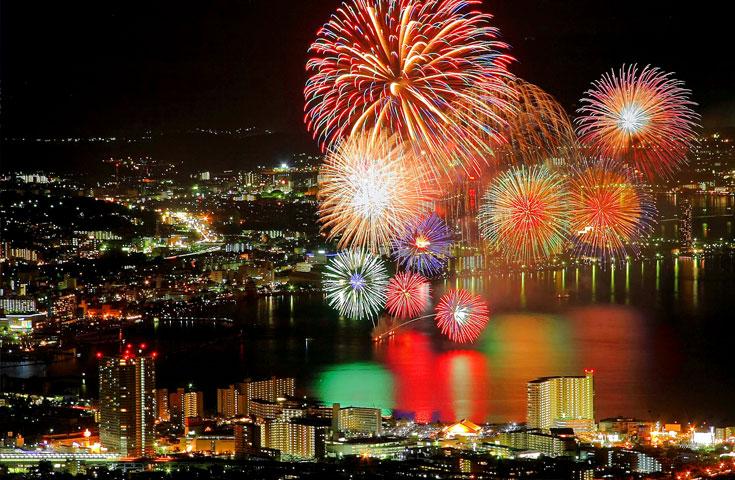 [西梅田発]≪大花火を自由に観覧≫打ち上げ数日本最大級「諏訪湖祭 湖上花火大会」日帰りバスツアー(観覧席なしプラン)2