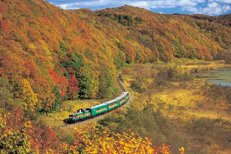 【伊丹空港発着】 紅葉の層雲峡「黒岳ロープウェイ」と釧路湿原・阿寒湖遊覧船・網走監獄・さっぽろオータムフェスト４日間　現行車両での運行は今年がラストラン「夕陽ノロッコ号」に乗車！1