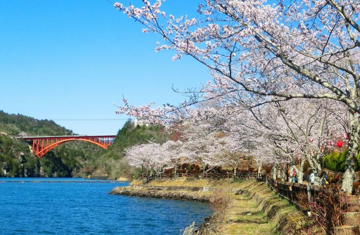 [名古屋発]日本の絶景！虎渓山永保寺にて自由散策に大自然を満喫の恵那峡からまるでタイムスリップしたような古き良き宿場町の「馬籠宿」「妻籠宿」にもお立ち寄り！歩くのが楽しくなる散歩日帰りバスツアー(英語ガイド付) 1