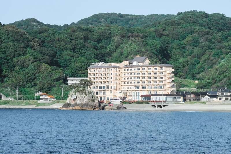 【山形県内発】 土日利用！5つ星の宿「由良温泉八乙女」に泊まる！あわび＆紅ずわい蟹一杯付新春めで鯛会席と日本海寒鱈まつり ２日間2