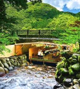 夏の避暑旅！さわやか『にしめら川床』とクールスポット『球泉洞』　日帰りバスツアー🚌