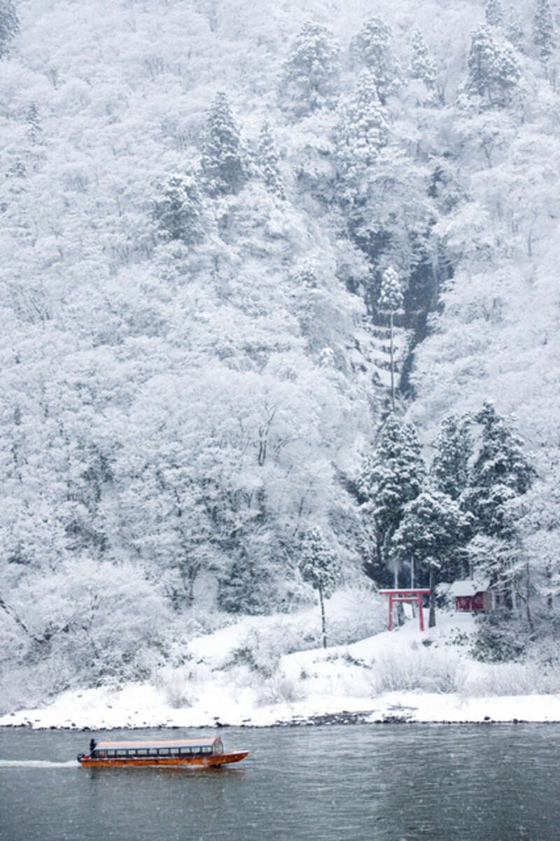 【羽田空港発】 冬にしか出会えない絶景へ！白銀の銀山温泉と最上川雪見舟下り 名湯・鳴子温泉の雪見露天風呂と冬グルメのごほうび旅 3日間2