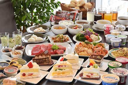 【東京駅・上野駅・大宮駅・熊谷駅・本庄早稲田駅・高崎駅発】【旅せよ平日】天空レストラン!シャトレーゼホテル長野で約50種類の和洋中&ケーキ・デザートブッフェ 善光寺詣りと国宝松本城天守プロジェクションマッピング 日帰り