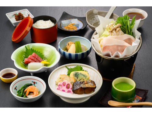 【名古屋発】青の絶景！100万株のネモフィラ祭りIn大阪＆春日大社の砂ずりの藤＆ホテルで奈良大和御膳3