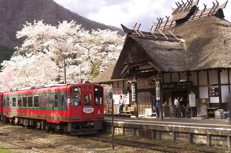 【東京駅・上野駅・大宮駅・小山駅・宇都宮駅・那須塩原駅発】 往復新幹線でびゅーん！ 桜舞う！「会津鉄道お座トロ列車」と大内宿・塔のへつり 日帰り1