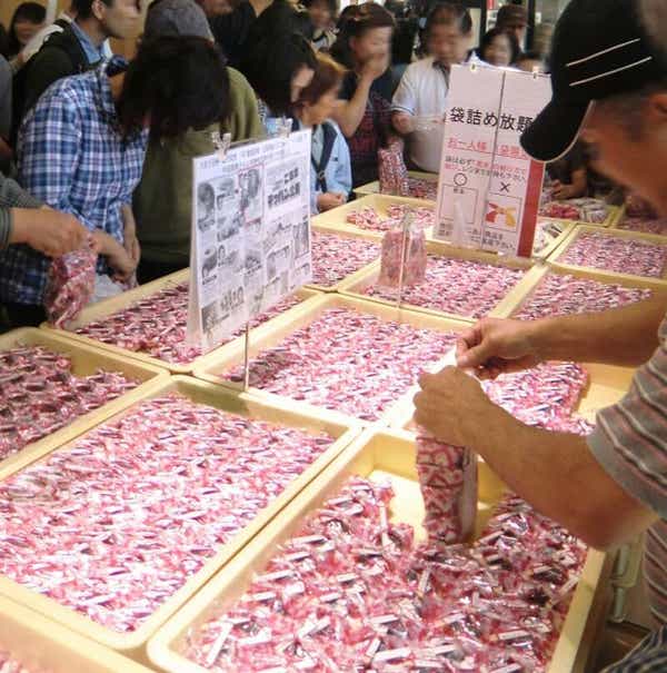 【埼玉県内発】 甲州桃狩り食べ放題と山梨の代表的銘菓 桔梗屋「桔梗信玄餅」詰め放題体験・世界遺産「忍野八海」3