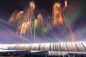 ブロックエリア確約★正面から鑑賞する諏訪湖祭湖上花火大会ツアー1