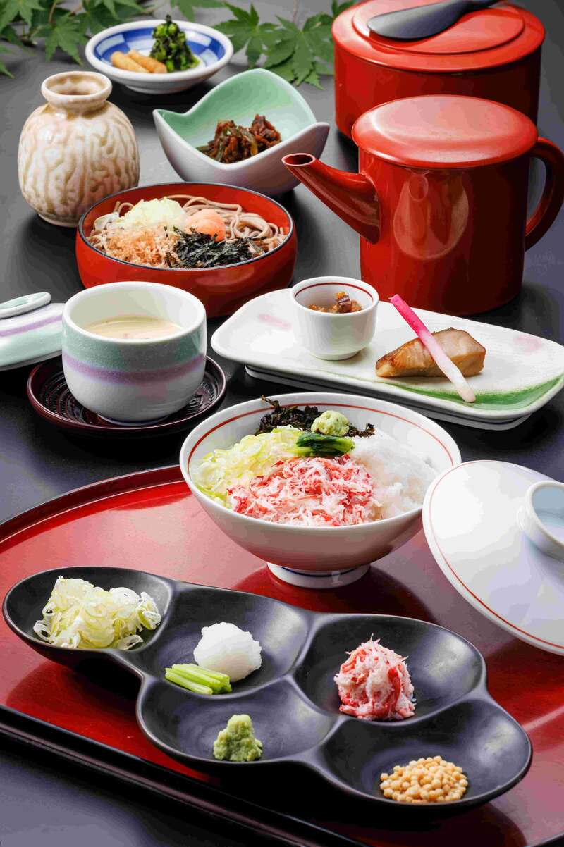 【JR福山駅発】３万輪が池に浮かぶ絶景！「由志園の池泉牡丹と足立美術館」彩りの美を巡る　日帰り3