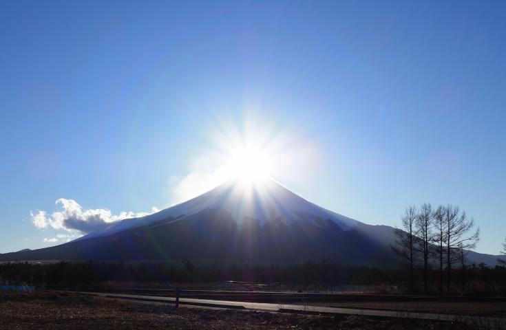 【早割30】[横浜発]黄金色に輝く『ダイヤモンド富士』＆さがみ湖『イルミリオン』鑑賞！人気の桔梗信玄餅詰め放題体験、チーズフォンデュ等ランチバイキングの昼食付きの日帰りバスツアー！2