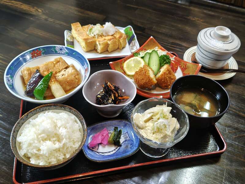 【東京駅・上野駅・大宮駅・高崎駅発】 【旅せよ平日】新潟美食探訪ぐるめ紀行 「有形文化財古民家で食す・魚や片桐寅吉」「割烹林屋旅館・板長特選握り寿司」「ご当地グルメ栃尾あぶらげ御膳」 　観光も充実！摂田屋散歩・弥彦神社・魚のアメ横寺泊　２日間3