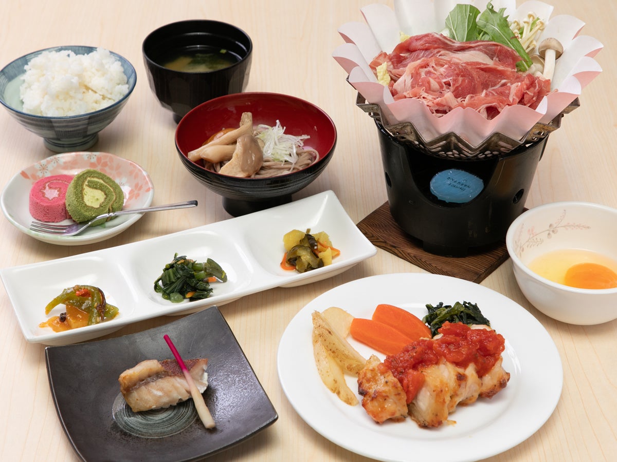 【長野駅】朝出発　バスで行く　ホテルサンプラザ栂池　１泊つがいけマウンテンリゾートリフト券付宿泊パック／２日目も利用できるリフト券に変更も可能／栂池の中心に位置し、ゴンドラ駅まで徒歩２分。温泉大浴場・サウナが楽しめるお宿。3