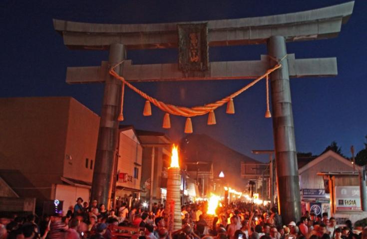 [新宿発]吉田の街が燃え上がる！日本三大奇祭「吉田の火祭り」日帰りバスツアー。本場山梨で旬のぶどう狩り＆富士山麓での入浴も！2