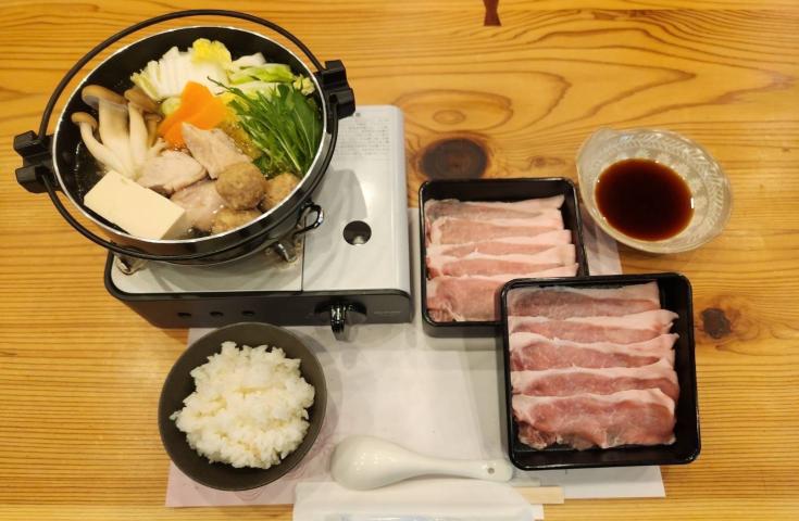 [名古屋発]千本鳥居で有名な伏見稲荷大社＆美しい自然の嵐山＆京都随一の観光地・清水寺を散策！お昼食は京都名物「豚肉しゃぶしゃぶ」をご堪能！(英語ガイド付)3