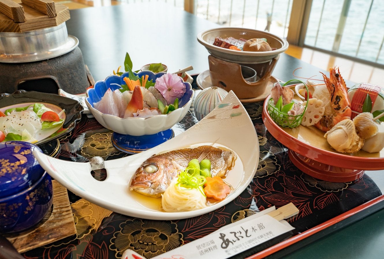 初夏の風物詩　勇壮な海上絵巻「鞆の浦・観光鯛網」と断崖に建つ朱塗りの「阿伏兎観音」2