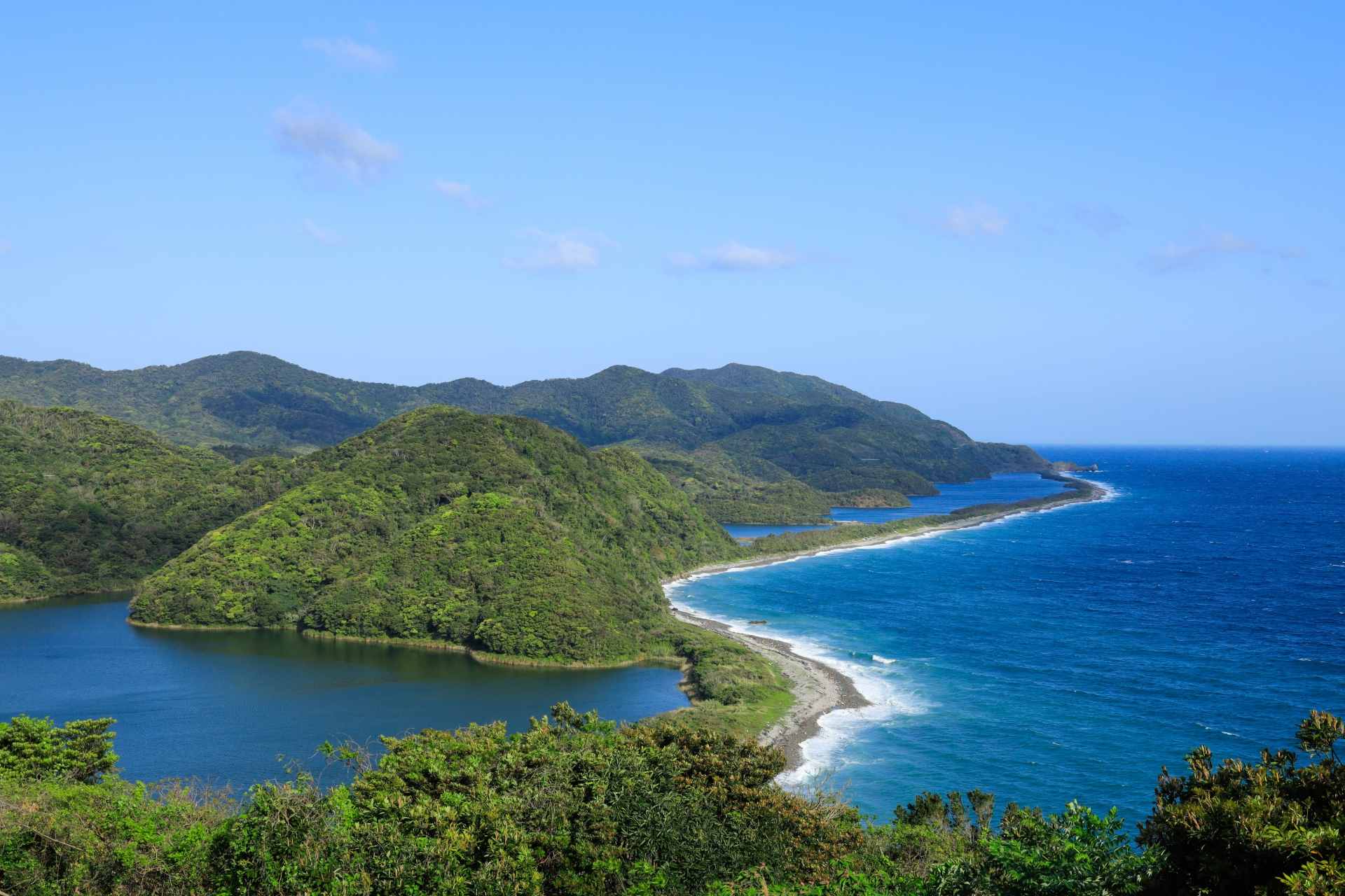 【福岡発2泊3日／鉄道＆船旅離島／添乗員同行】まだ見ぬ壮大な大自然へ 肥薩おれんじ鉄道＆九州新幹線利用 絶景の甑島のんびり周遊3日間＜鹿児島県最長の橋＞上甑・中甑・下甑の各島々へご案内1