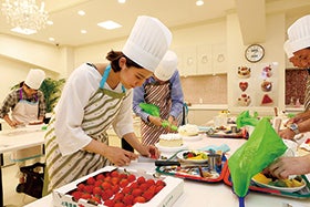 現地（神戸空港）集合
        <span>神戸空港ガイドツアーとケーニヒスクローネケーキ作り体験</span>2