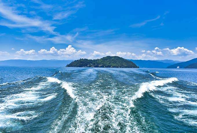 びわ湖に浮かぶ・神秘の島”竹生島”上陸ランチクルーズ【泉佐野・熊取・岸和田発】2