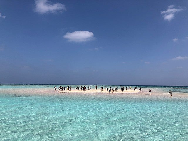 ■【与論島/百合ヶ浜ツアー付】透き通る海に浮かぶ真っ白な砂浜！地上の楽園とも言われる絶景を見に行こう☆映画で登場したお宿に宿泊♪ビーチまで徒歩10分！民宿 星砂荘指定2泊3日1
