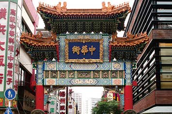東京発 貸切船で『ナイトフラワーズ花火＆夜景クルーズ』と横浜中華街『変面ショー』 　日帰り　花火の開催日・定期運航にはない時間帯で特別に貸切ができました！