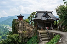 断崖絶壁に建つ絶景の古刹「山寺」と蔵王のシンボル「御釜」2