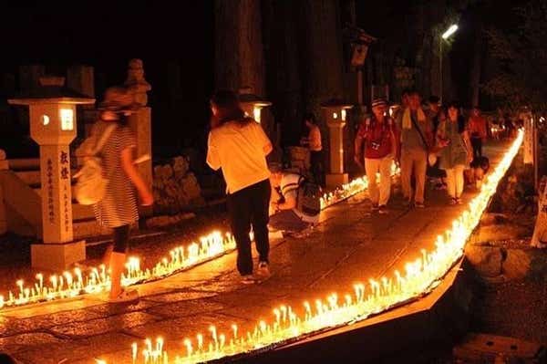 高野山夏の風物詩 幻想的な光の灯路「高野山ろうそく祭り」と「壇上伽藍」ご参拝【五位堂・橿原神宮・大和八木発】1