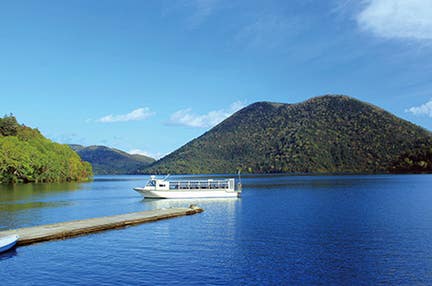 【岩国空港発着】Crystal2つの絶景遊覧を貸切で楽しむ3泊とも名湯旅館と福原山荘一般公開4日間 ~くしろ湿原ノロッコ号×然別湖遊覧船2つの絶景遊覧をチャーターしました~