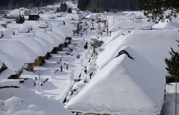【横浜発】大内宿と会津若松 冬の大内宿散策と会津若松の歴史名所巡り！名湯東山温泉でゆっくり滞在にアルコール飲み放題まで！！鶴ヶ城見学＆会津名物『わっぱめし』昼食付1
