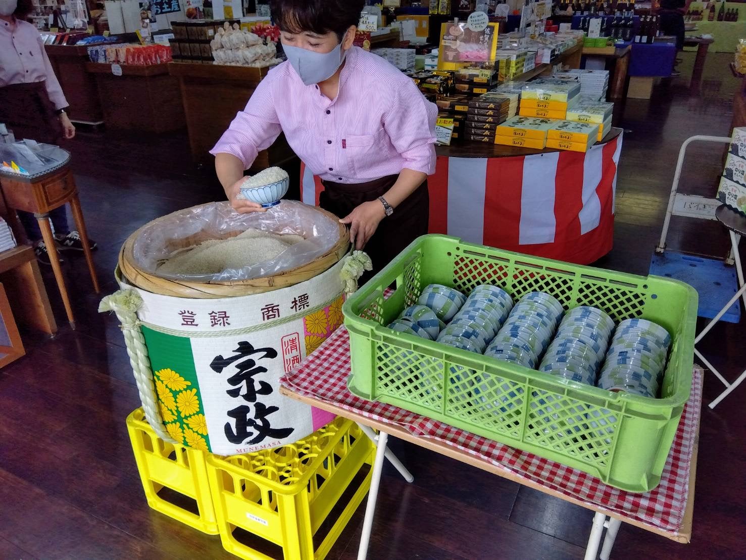 【N：久留米・筑後・柳川・みやま発】 お一人様1,000円の食べ歩きチケット付きでめぐる呼子朝市と新鮮活きイカ料理＆深川製磁ラベンダー　日帰り3