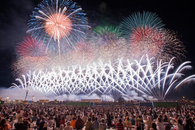 ★催行決定★ 第98回全国花火競技大会「大曲の花火」 レジャーシート席付！日本三大花火大会を楽しむ 東京駅発・復路夜行バスツアー＜夜行バス快適グッズ付＞2
