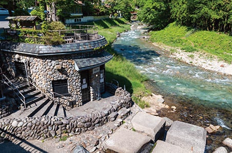 ＜極＞草津温泉の中心「湯畑」そばで約140年名旅館「奈良屋」に連泊　上越4つの名湯・秘湯めぐり3日間　草津温泉最古の源泉と呼ばれる湯を守り、多くの旅人を魅了し続ける名宿2
