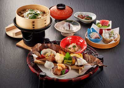 【山形県内発】 期間限定公開！二宮家バラ園と日本庭園＆ 情緒ある月岡温泉街歩きと割烹で味わうランチ会席「花嫁弁当」（日帰り）