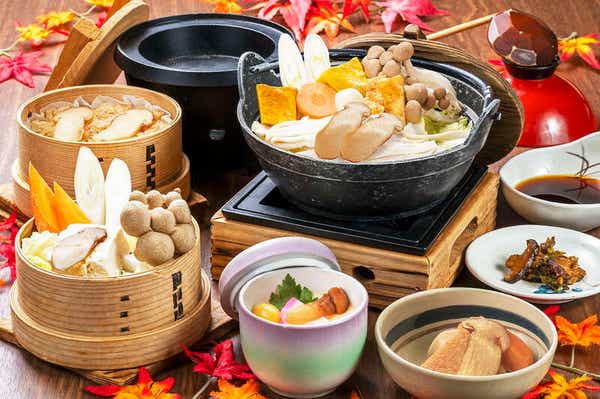 【東京都内発※町田を除く】 紅葉の河口湖もみじ回廊と風物詩「枯露柿の里」 恵の秋「ほくほく焼じゃが・大根堀り体験・選べるお土産セット付」　日帰り3