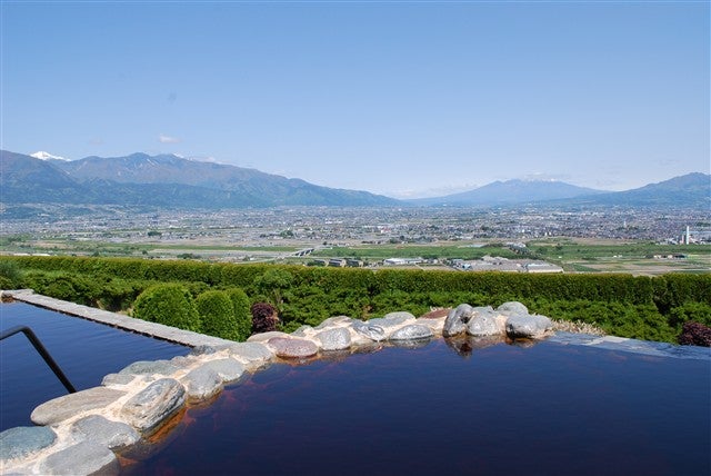 ■【山梨】紅葉と絶景温泉のW美景！紅葉の名所「河口湖もみじ回廊」＆絶景の露天風呂「みはらしの丘　みたまの湯」♪さらに！山梨名物ほうとうランチ＆大人気「桔梗信玄餅詰め放題」♪1