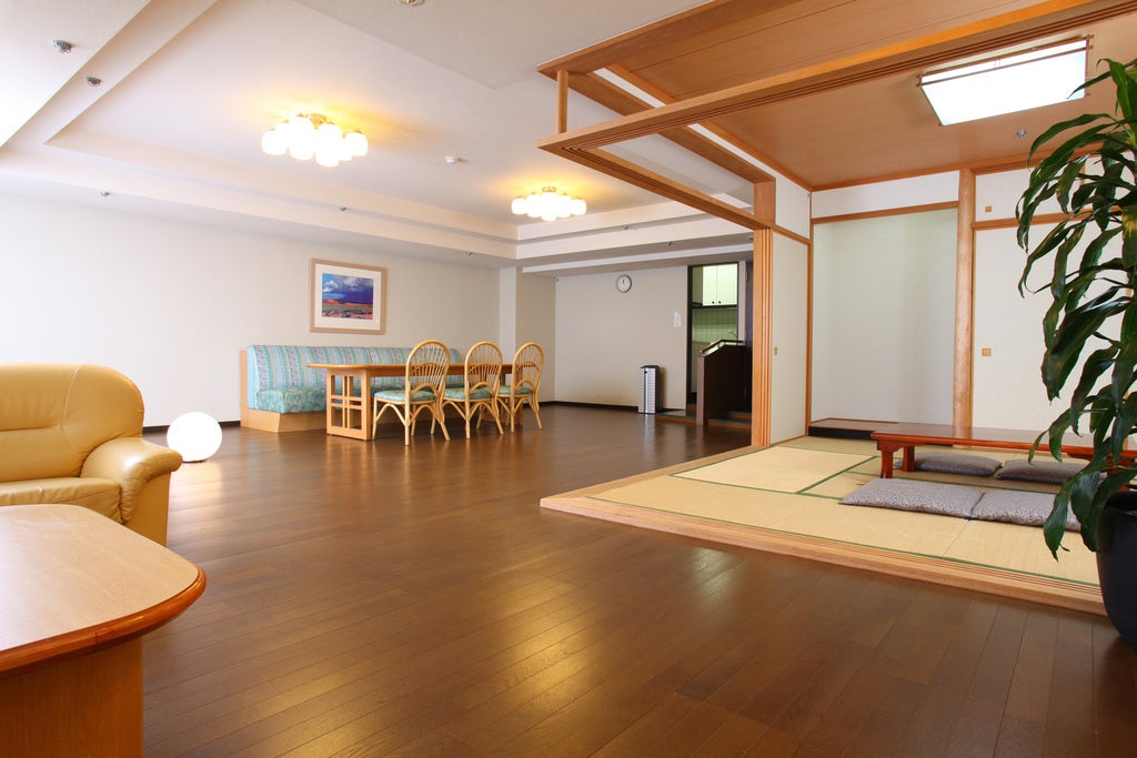 【東京駅・品川駅・川崎駅・横浜駅・大船駅発】 【列車+宿泊】＜WEB予約・カード決済限定＞自慢の全室120㎡以上の広い客室と約50種和洋中バイキング！伊東温泉「ウェルネスの森伊東」2