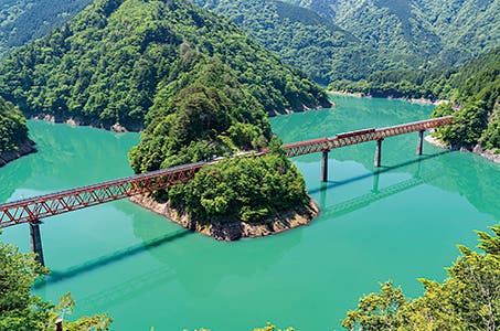 [新潟]浜名湖畔に佇むオールインクルーシブの宿に2連泊日本唯一のアプト式列車大井川鐵道・香嵐渓 秋の絶景東海旅3日間　【列車で巡る旅】大井川鐡道は2025年に100周年を迎えました1