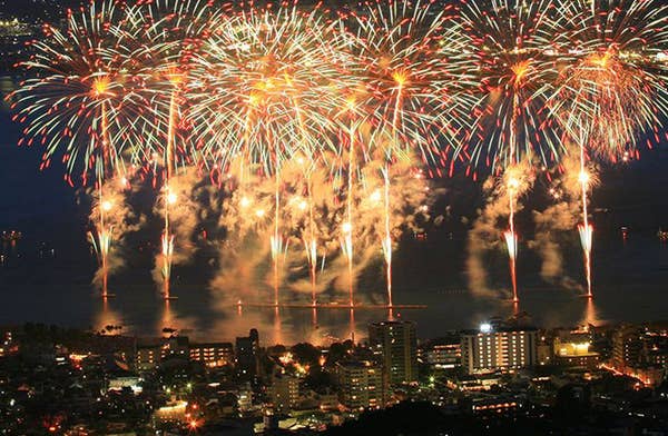 ★催行決定★お値下げしました♪[八王子発]≪湖畔から花火を鑑賞！≫打ち上げ数日本最大級「諏訪湖祭 湖上花火大会」日帰りバスツアー(商連特別桟敷席付プラン)1