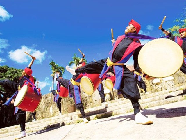 ■沖縄のワクワクが盛りだくさん！＜おきなわワールドの入園＆プチスイーツ1個付き♪＞沖縄本島ちゃんぷるーチョイス（レンタカー付）2泊3日3