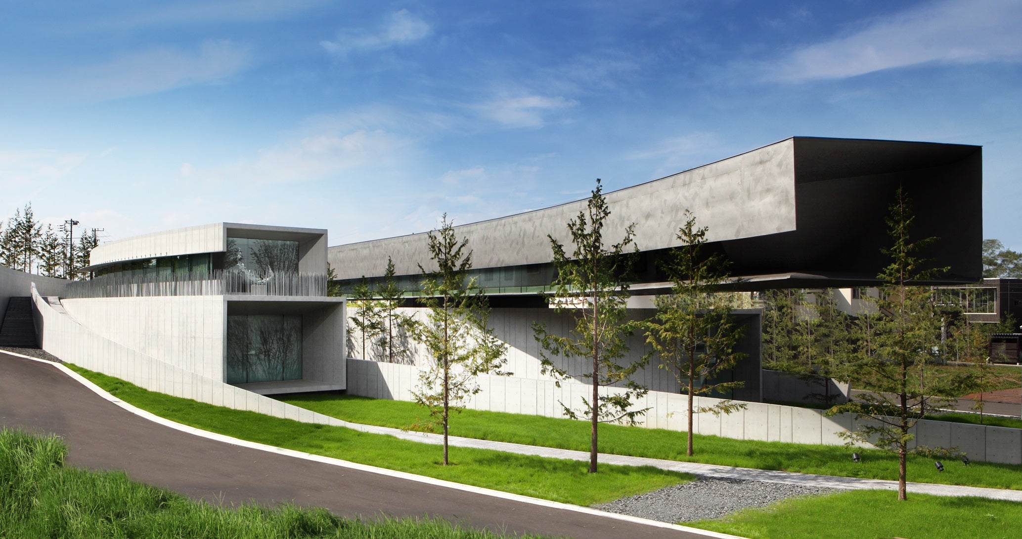 鳳凰の旅【京成船橋発】ホテル日航成田《いちごフェア》ランチバイキングと写実絵画「ホキ美術館」＜コースNo.25-1139＞（京成トラベル）2