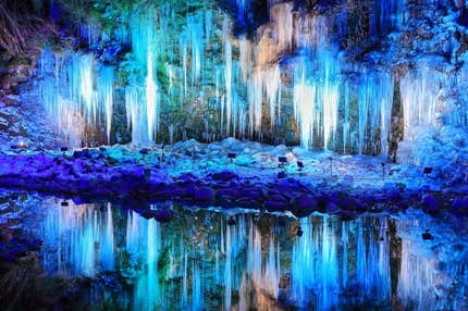 『奥秩父の冬の名勝「三十槌の氷柱」 幻想的な空間「あしがくぼ氷柱」のライトアップ レストラン マチエールでフランス料理』【横浜東口出発】<四季の華>