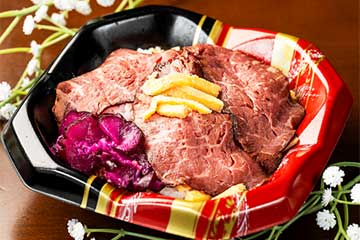 【今回は、びっくり！３００ｇ以上のジャンボうなぎまるごと１本＆松阪牛と近江牛の日本２大和牛特別会席など３食付き！/横浜・たまプラ発】あけてびっくり！グルメな３食付にどっさり約５キロの福袋！「旅の福袋」バスツアー3