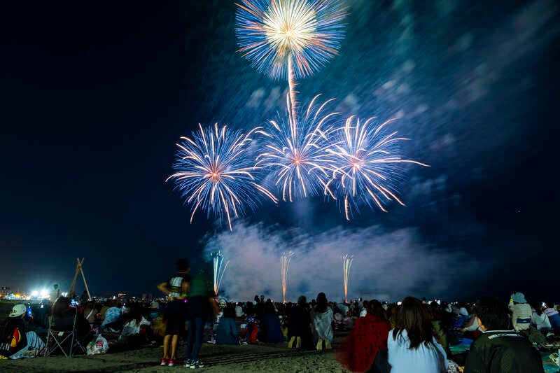 【群馬県内発】 読売旅行初登場！有料観覧席（パイプイス席）付！ 約18000発　大洗町誕生70周年記念「大洗海上花火大会」　日帰り3