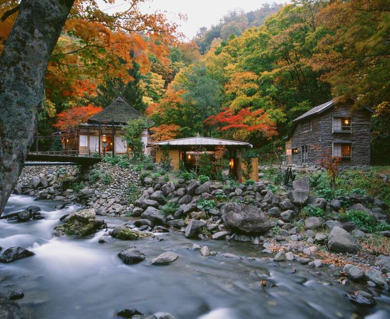 【秋田市内～井川さくら発】 紅葉名所　八甲田ロープウェー紅葉ゴンドラと秘湯ランプの宿青荷温泉　2日間3