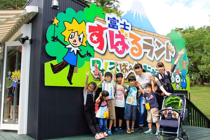 【東京都内発※町田を除く】 ≪小学3～6年生限定≫ 富士山のふもとで自然体験！河口湖で森林散策・火起こし・ブドウ狩り　日帰り2