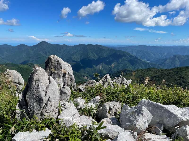 【高知県内発】 四国カルストをガイドと共に歩く・・・天狗高原ウォークと雲の上の温泉　日帰り2