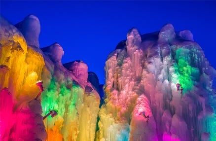 支笏湖の湖水で作られた透明度の高い氷像は神秘的！夜の支笏湖氷濤まつり 日帰りバスツアー【全日程★催行決定】