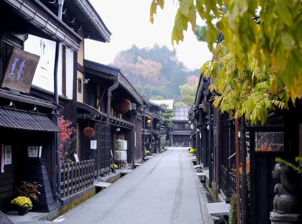 【群馬県内発】 ~日本三名泉~下呂温泉に泊まる!秋色の飛騨路ハイライト 「世界遺産・白川郷」「飛騨高山」「馬籠宿」「恵那峡」2日間2