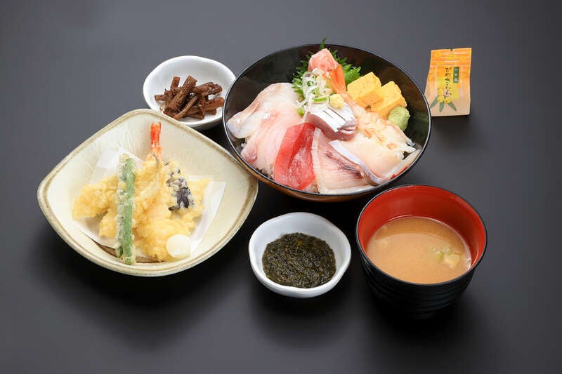 【千葉県内発】 約25万本のキバナコスモス咲く♪『ソレイユの丘』　三崎まぐろ入り！『8種海鮮丼』＆海の幸セットお持ち帰り♪3